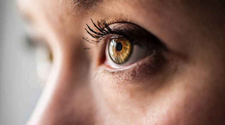 How do sleep patterns affect vitreous health and eye vitamin floaters?