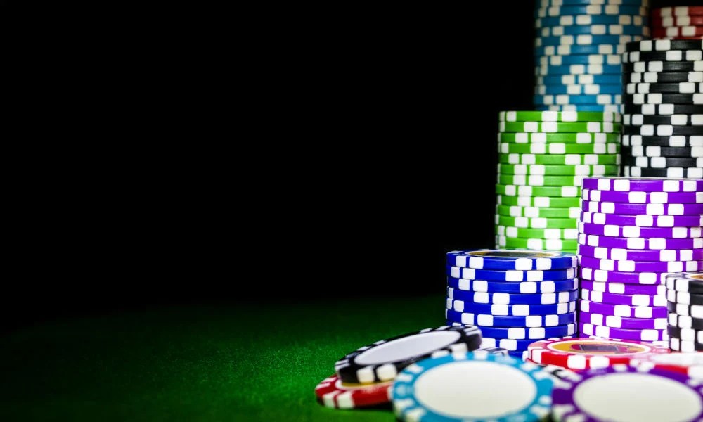How does an online casino reward players who deposit consistently?